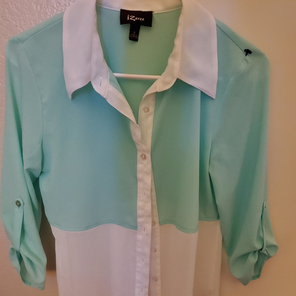 Summer button up blouse by IZ Byer sz S